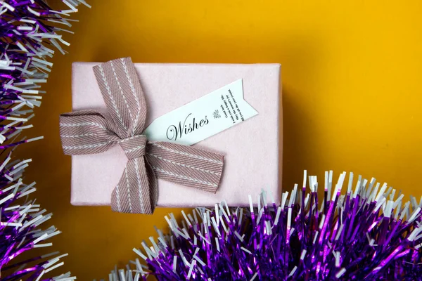 Festgeschenk Und Geschenkbox Isoliert Auf Gelb Eine Geschenkschachtel Mit Farbenfrohem — Stockfoto