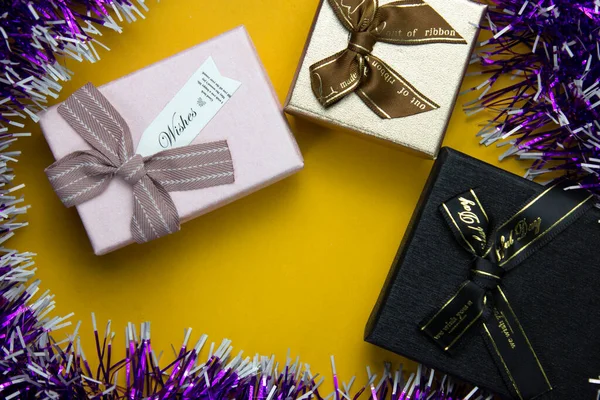 Gruppe Drei Geschenkboxen Und Schleifen Platz Auf Gelbem Hintergrund Geschenkboxen — Stockfoto