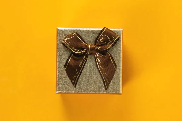Vista Superior Caixa Presente Ouro Mini Com Fita Fundo Amarelo — Fotografia de Stock