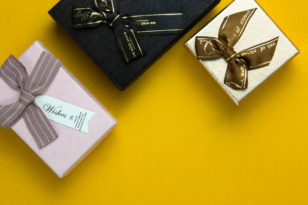 Drei Geschenkboxen Sind Auf Gelbem Hintergrund Isoliert Und Werden Konzepten — Stockfoto