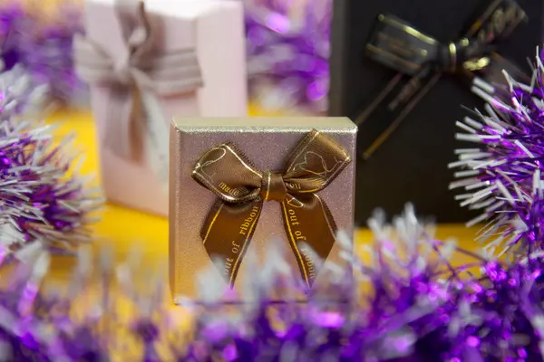 Schöne Geschenkschachteln Auf Gelbem Hintergrund Umgeben Von Bunten Bändern Verwendung — Stockfoto