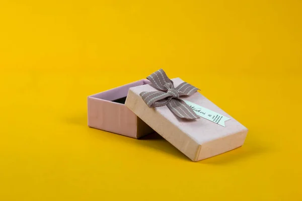 Eröffnung Gift Box Platz Auf Gelbem Hintergrund Verkauf Promotion Konzept — Stockfoto
