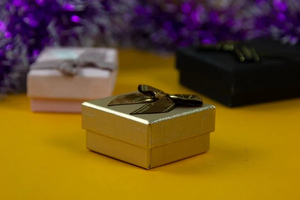 Wunderbare Goldene Geschenkschachtel Mit Bändern Hintergrund Auf Gelbem Ein Fokus — Stockfoto