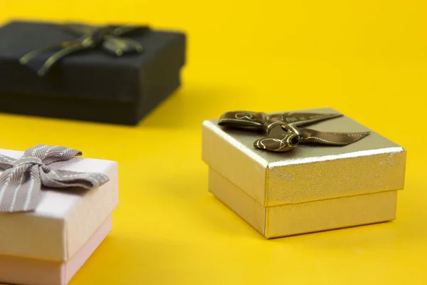 Conjunto Três Caixas Presente Posição Realista Fundo Amarelo Venda Caixas — Fotografia de Stock