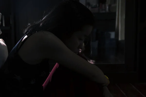 一个亚洲人影在她的卧室里 一个忧郁的女人独自坐在那里 伤心的亚洲女孩 近视和背光 — 图库照片