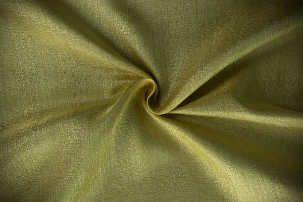 黄金の折りたたみと波状シルク 布織物 生地の背景デザイン プレミアム装飾のための現代の黄色のファッション素材 — ストック写真
