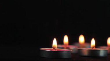 Karanlıkta huzur dolu mum alevi. Mum yumuşak sarı bir alevle yakar. Ve mum ışığı, izole. Yakın çekim, yavaş çekim. Şeffaf arkaplanda mum yakıldı