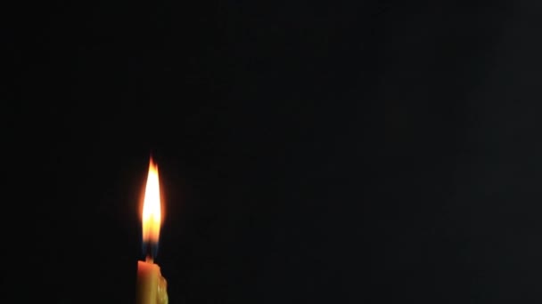 Fredelig Stearinlysflamme Mørket Lyset Brenner Med Myk Gul Flamme Levende – stockvideo