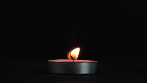 Friedliche Kerzenflamme Dunkeln Die Kerze Brennt Mit Einer Weichen Gelben — Stockvideo