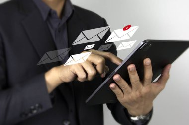 Akıllı bir iş adamı iş e-posta iletişimi ve dijital pazarlama için yeni e-posta bildirimine dokunuyor. Gelen kutusu elektronik mesaj alıyor. İnternet teknolojisi.
