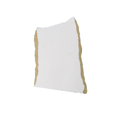Beyaz arkaplanda izole edilmiş beyaz bir kağıt parçası yırtıldı