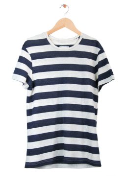 Siyah beyaz çizgili erkek gömleği. Tişört beyaza izole edilmiş