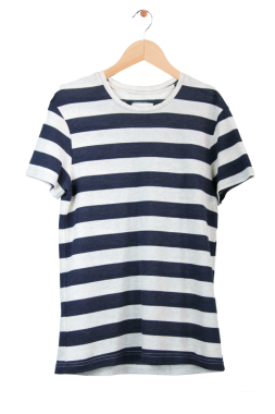 Siyah beyaz çizgili erkek gömleği. Tişört beyaza izole edilmiş