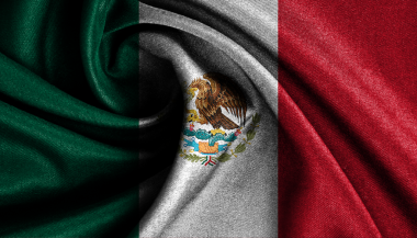 Meksika Bayrağı 'nın soldan sağa doğru yeşil, beyaz ve kırmızı olmak üzere üç dikey şeridi vardır. Beyaz şeridin ortasında Meksika 'nın ulusal arması vardır. Gagasında bir yılan olan bir kaktüsün üzerine tünemiş bir kartal tasvir edilir.