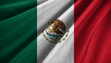 Meksika bayrağının soldan sağa doğru yeşil, beyaz ve kırmızı olmak üzere üç dikey şeridi vardır..