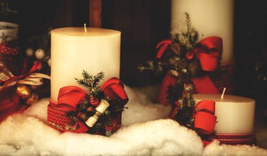 Sıcak ve sıcak bir sahne ve birkaç Noel mumu