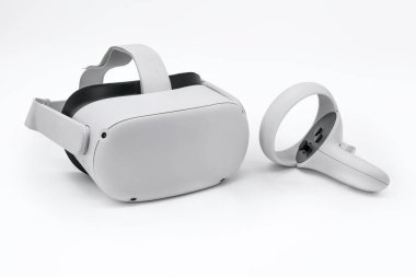 Denetleyici beyaz arkaplanda izole edilmiş sanal gerçeklik aygıtı