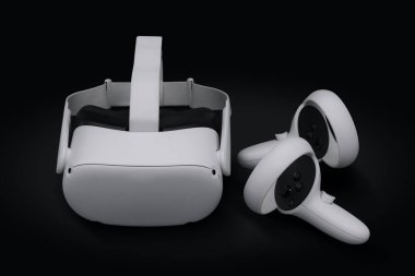 Denetleyicili Sanal Gerçeklik aygıtı siyah arkaplanda izole edildi