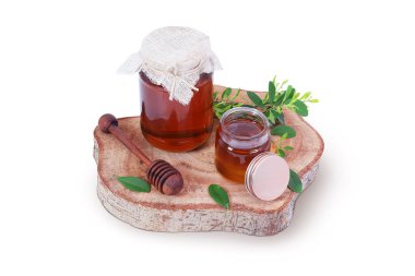 Taze zencefil ve ahşap bal kavanozlu organik bal kavanozu kırsal ahşap tahta tahtada sağlık ve sağlık için doğal tedavi