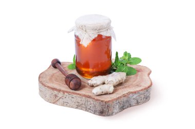 Taze zencefil, nane yapraklı organik bal kavanozu ve Rustik ahşap tahtada ahşap bal kovası. Sağlık ve sağlık için doğal bir ilaç.