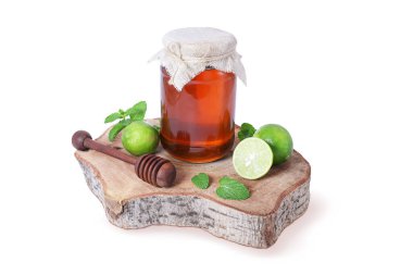 Taze kireç, nane yapraklı organik bal kavanozu ve Rustik Ahşap Tahta Doğal Detoks ve Refah Konseptinde Tahta Bal Dipper.