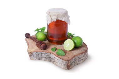 Taze kireç, nane yapraklı organik bal kavanozu ve Rustik Ahşap Tahta Doğal Detoks ve Refah Konseptinde Tahta Bal Dipper.