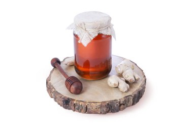 Taze zencefil ve ahşap bal kavanozlu organik bal kavanozu kırsal ahşap tahta tahtada sağlık ve sağlık için doğal tedavi