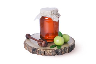 Taze Amla 'lı organik bal kavanozu ve kırsal ahşap tahta tahtada ahşap bal ayı. Doğal Ayurvedik Superfood.