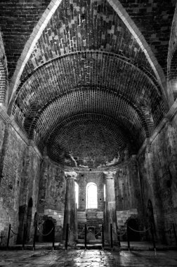 İç Demre, Türkiye, Aziz Nikolaos Kilisesi. Siyah ve beyaz fotoğraf. İnsanlar