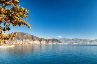 Akdeniz körfezde. Dağ sıralarının kemer. Güzel bir plaj manzarası