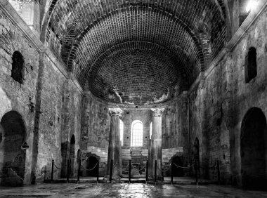 İç Demre, Türkiye, Aziz Nikolaos Kilisesi. Siyah ve beyaz fotoğraf. İnsanlar