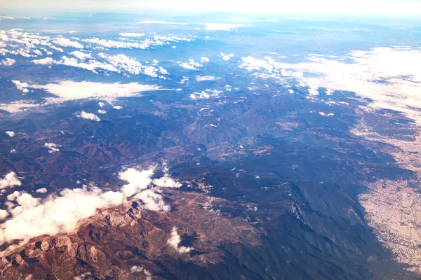 由土耳其翻山越岭的飞机的飞行 纯蓝色的天空 — 图库照片