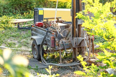 Su kuyularını delmek ve yerleşim yerleri için içme suyu üretmek için sondaj kulesi. Kirli suyu kuyudan pompalamak.