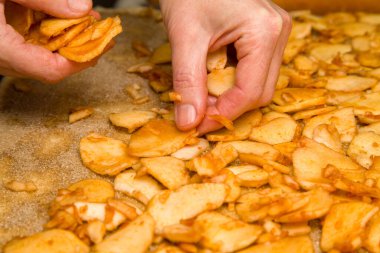 Elmalı Turta Yapım Süreci. Elmalı turta yapma yolunda bir adım.