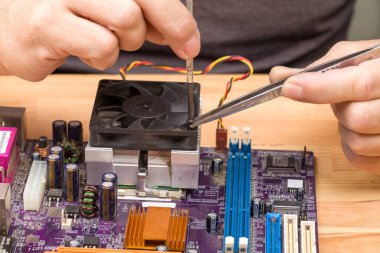 Elektrik devresi. Yüksek teknoloji. Bir bilgisayar işlemci radyatör pervanesi kurulumu