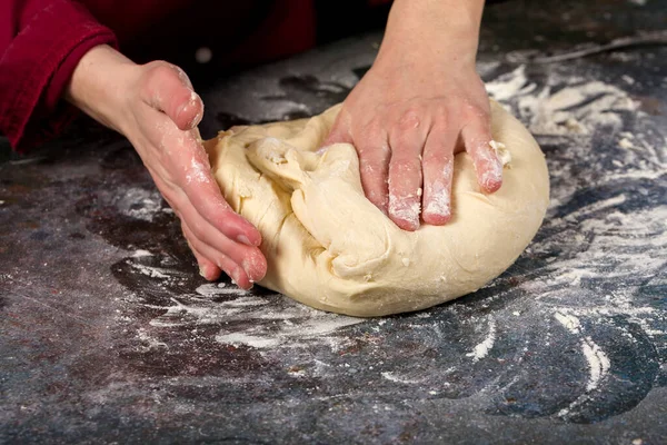 Profesionální Kuchař Dělá Kvasnicové Těsto Šéf Připravuje Kvasnicové Těsto Pizzu — Stock fotografie