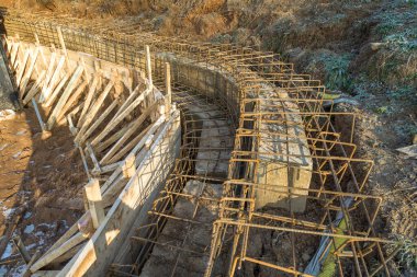 İnşaat alanı metalle beton blokların güçlendirilmesi. İnşaat alanındaki beton bloklar metal takviyesiyle güçlendirilebilir.