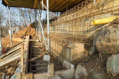 İnşaat alanlarında beton blokları güçlendirmek için metal takviyesi kullanmak. Beton bloklar için metal takviyeli inşaat alanları