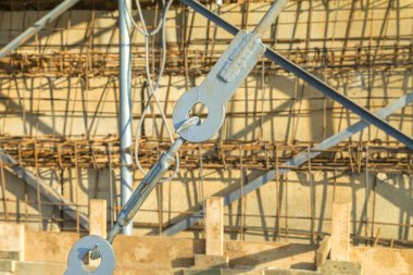 Beton bloklar için metal takviyeli inşaat alanları. İnşaatta örgü örmek için talrapların kullanımı