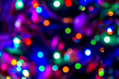 Noel soyut bulanık arkaplan. Çok renkli ışıklar var. Odaklanmamış görüntü. Yumuşak odaklanma. Bulanık odak