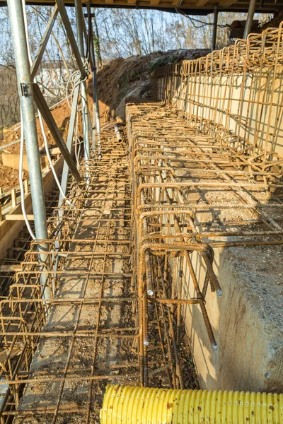 Nşaat Alanlarında Beton Blokları Güçlendirmek Için Metal Takviyesi Kullanmak Nşaat — Stok fotoğraf