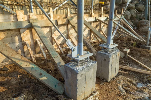 Menambahkan Penguatan Logam Pada Balok Beton Selama Konstruksi Blok Beton — Stok Foto