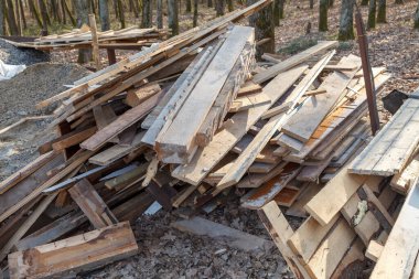 İnşaat atık inşaat binasının çatısında. Açık havada