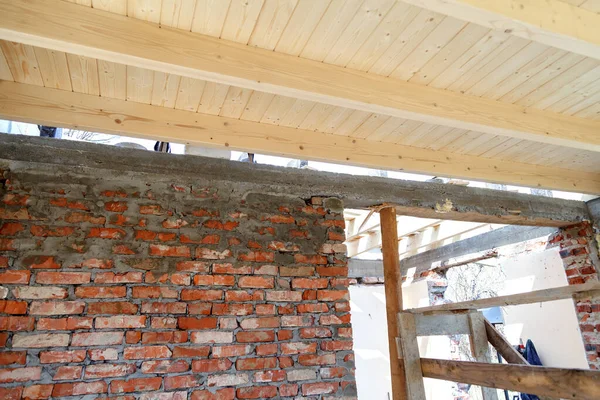 Construção Casas Privadas Fragmento Parede Tijolo Teto Madeira — Fotografia de Stock