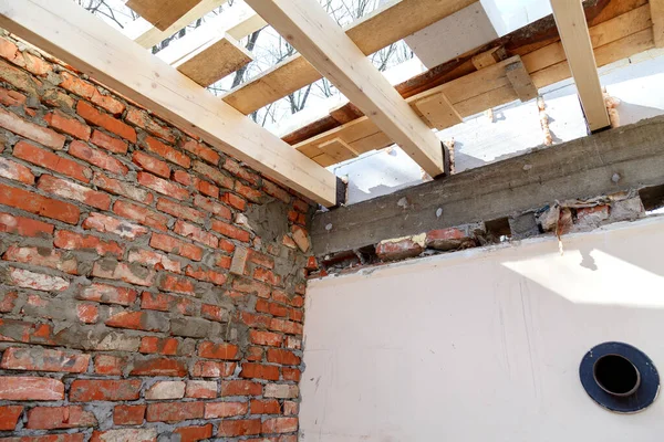 Construção Casas Privadas Fragmento Parede Tijolo Teto Madeira — Fotografia de Stock