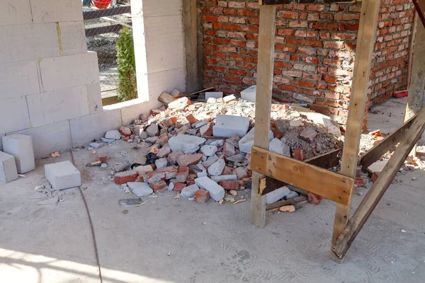 Výstavba Soukromých Domů Úlomek Cihlové Zdi Stavební Odpad Betonové Podlaze — Stock fotografie