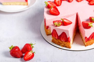 Çilekli pasta. Menü konsepti. Çilek ve nane yapraklarıyla süslenmiş ev yapımı çilekli pasta.