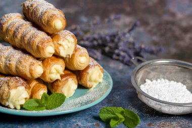 Muhallebi dolu lezzetli börek tüpleri.