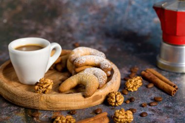 Doğu Cezayir usulü tatlı kurabiyeler, kahve fincanı ve arka planda tarçın çubuğu. Ev yapımı konsept