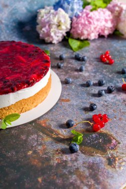 Taze çilekli cheesecake, kırmızı frenk üzümü ve yabanmersini. Ev yapımı peynirli turta.